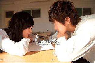 情侣挑战吃瓜不文轩,甜蜜互动解锁夏日清凉新玩法